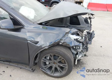 2025 Tesla Model Y Long Range Dual Motor All-Wheel Drive z USA, uszkodzony, nr VIN 7SAYGDED4SF257882